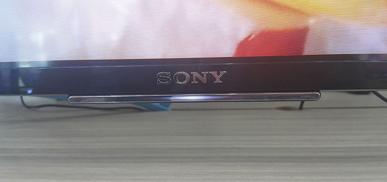 tivi Sony có đèn nguồn màu trắng