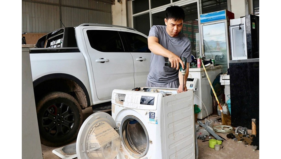 Cách xử lý an toàn khi tivi, tủ lạnh bị ngập nước sau mưa lũ